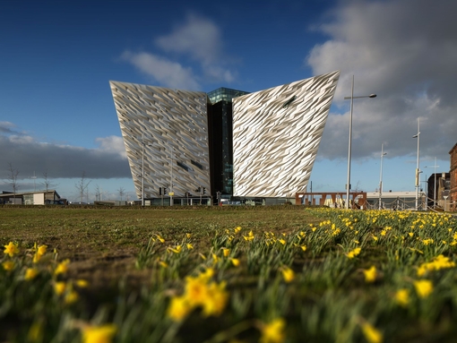 Vue extérieure du bâtiment du musée du Titanic à Belfast