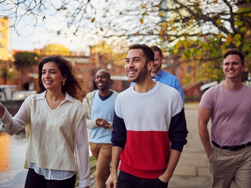 Gruppo di amici a passeggio lungo il canale di Castlefield