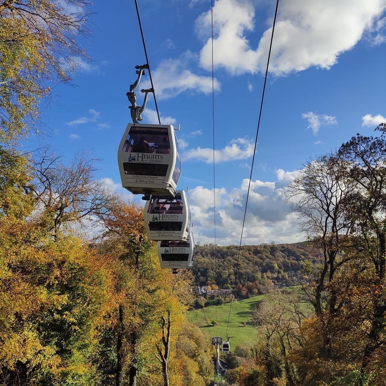 Seilbahn über einem grünen Tal in Derbyshire, England