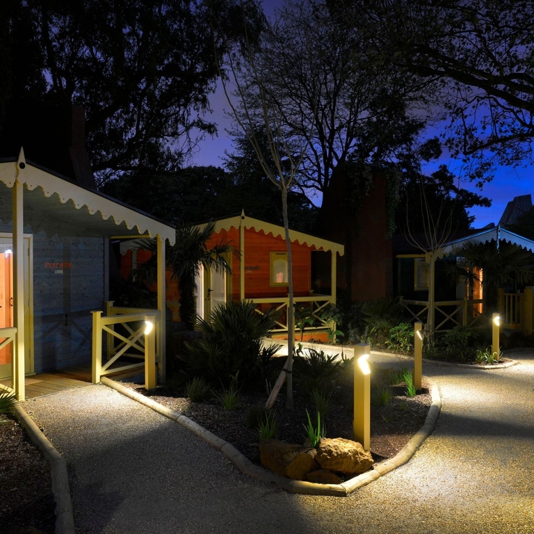 Las cabañas del león gir de noche en el zoo ZSL de Londres