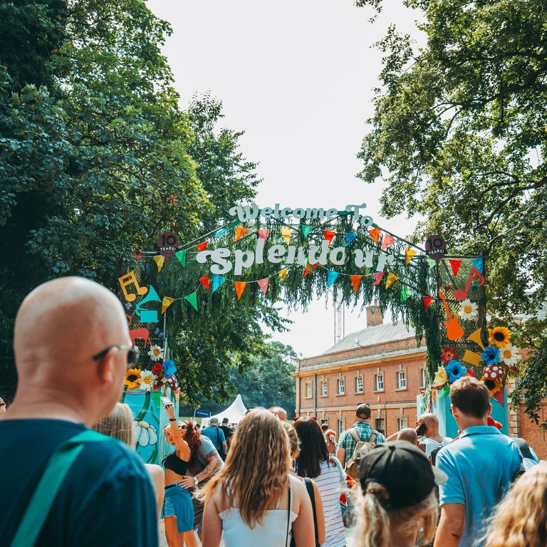 Menschenmassen, die durch das Eingangstor des Splendour-Festivals gehen