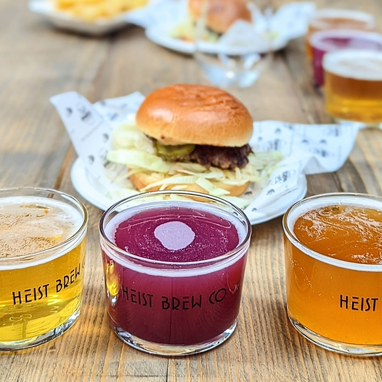 Alimentos y bebidas locales expuestos como parte del Kelham Island Food Tour en Sheffield