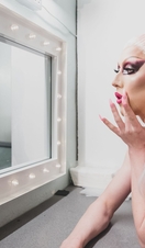 Drag Queen vistiéndose entre bastidores antes de actuar en el camerino