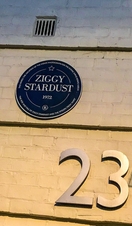 Ein Blick auf die 23 Heddon Street in London, mit der Ziggy Stardust-Gedenktafel