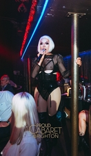 Un artista en el escenario del Proud Cabaret de Brighton