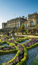 Jardins victoriens avec statues et haies basses devant Harewood House