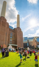 La Battersea Power Station al sol, rodeada de familias y grupos de personas