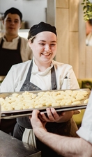 Donna chef con piatto di cibo al The Kitchin