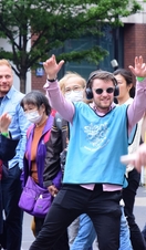 Eine Gruppe von Menschen bei einer Silent Disco im Freien im Londoner West End