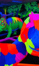 Decoraciones luminiscentes en un campo de minigolf de Globalls, en Brighton