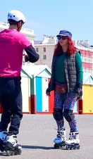 Dos personas patinan por la calle en Brighton