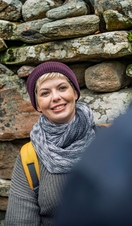 Femme debout devant les cairns de Clava