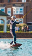 Una mujer practica esquí acuático y se agarra a un cabo en Lagoon Watersports, en Brighton