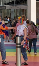 Deux personnes prenant un selfie habillées aux couleurs de la Pride, Victoria Gate