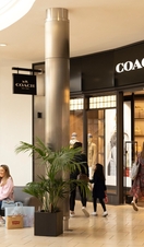 Gente de compras en York Designer Outlet