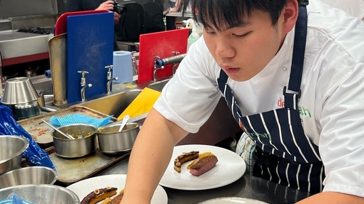 Chef che prepara il cibo al ristorante