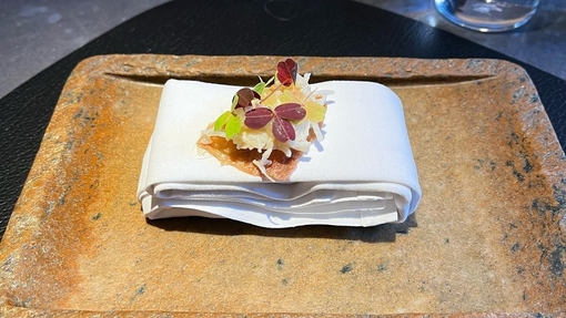 Un piatto di cibo preparato seduto su un tavolo ad Aulis, Londra