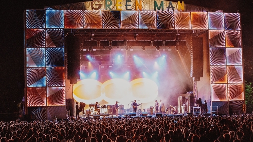 Menschenmenge auf dem Green Man Festival vor der Bühne