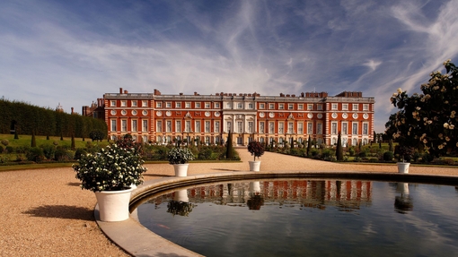 Hampton Court Palace is a historic royal palace built by Cardinal Wolsely and handed to his monarch King Henry VIII in the year 1528. King William III created a baroque classical wing of the palace overlooking gardens in the late 17th century.