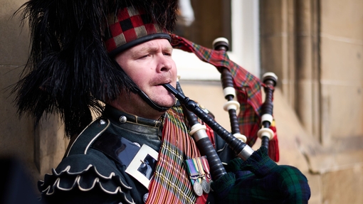 Nahaufnahme eines Dudelsack spielenden Mannes auf der Royal Mile