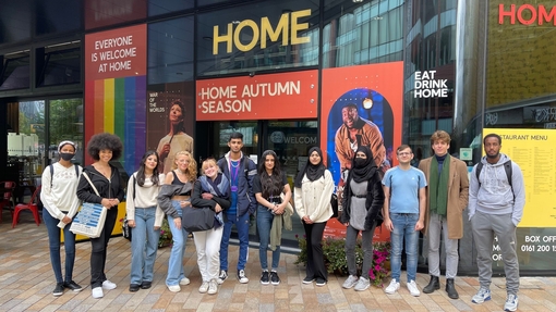 Eine Gruppe von Menschen auf einer Musiktour durch Manchester