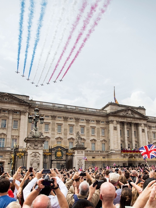 Flugvorführung über den Menschenmassen oberhalb des Schlosses