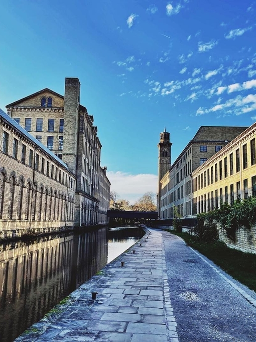 Ein Blick entlang des Kanals in Saltaire, Yorkshire