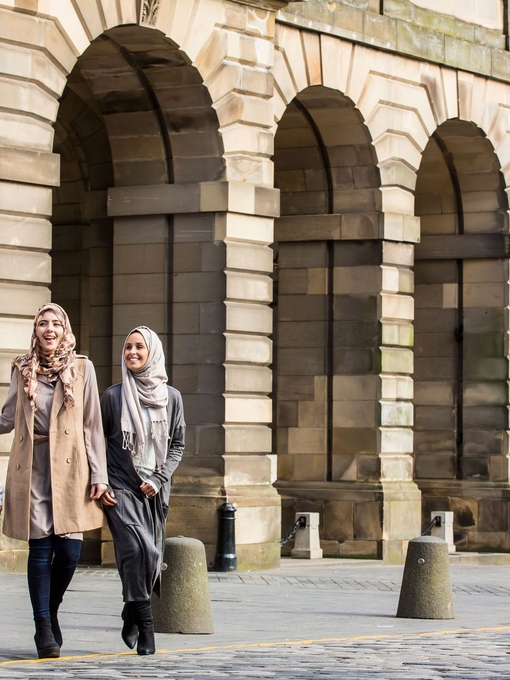 Die Royal Mile, belebt von Festivalbesuchern beim Edinburgh Festival Fringe 2022