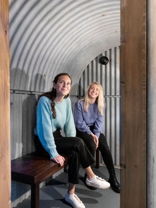 Zwei Frauen sitzen in einem nachgebauten Bunker in den Imperial War Museums, London
