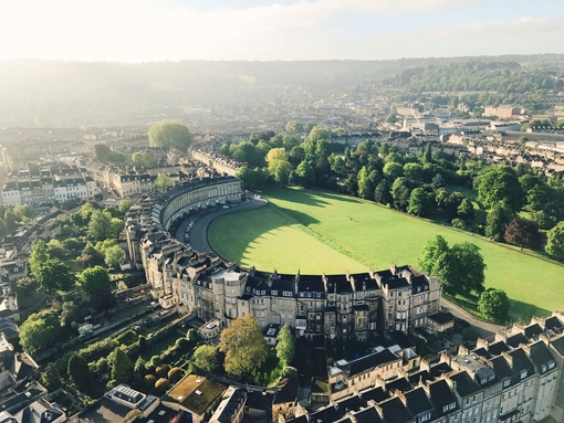 Vue aérienne d'un bâtiment en forme de croissant entouré d'herbe