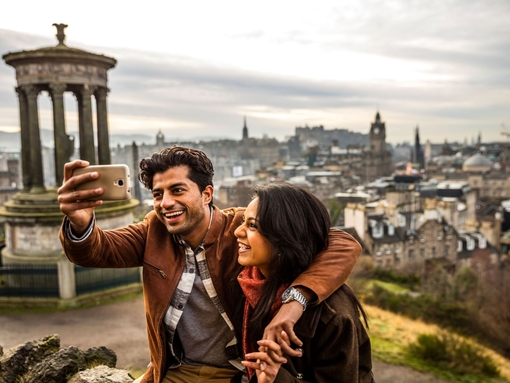 Jeune couple prenant un selfie de la vue sur la ville historique.