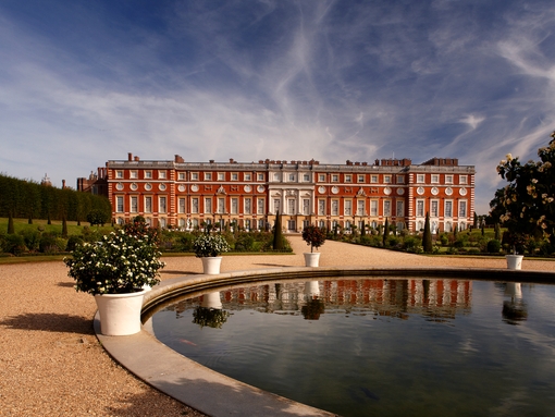Hampton Court Palace is a historic royal palace built by Cardinal Wolsely and handed to his monarch King Henry VIII in the year 1528.