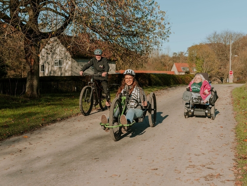 Jennie Berry using a hand bike at Dalby Forest with staff from the cycle hub.
