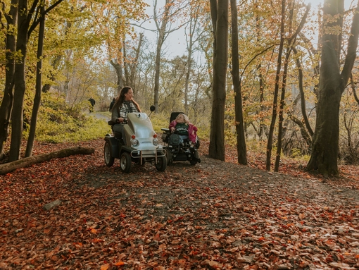 Jennie Berry utilisant un tramway à Dalby Forest avec Gem Turner