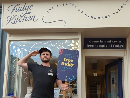 Un miembro del personal posa en el exterior de Fudge Kitchen, Windsor