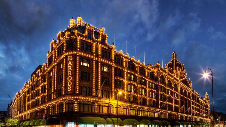 Grandes almacenes Harrods iluminados por la noche