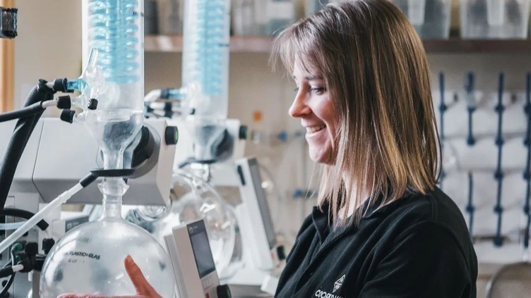 Mujer guiando una visita a la destilería de ginebra Cooper King en York