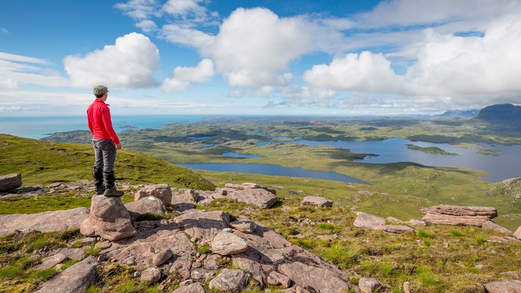 Homme regardant le paysage depuis le sommet d'une colline