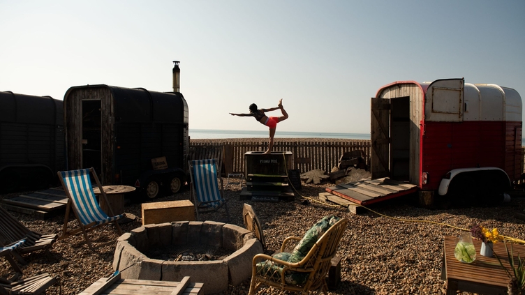 Una mujer hace yoga en la sauna Beach Box de Brighton