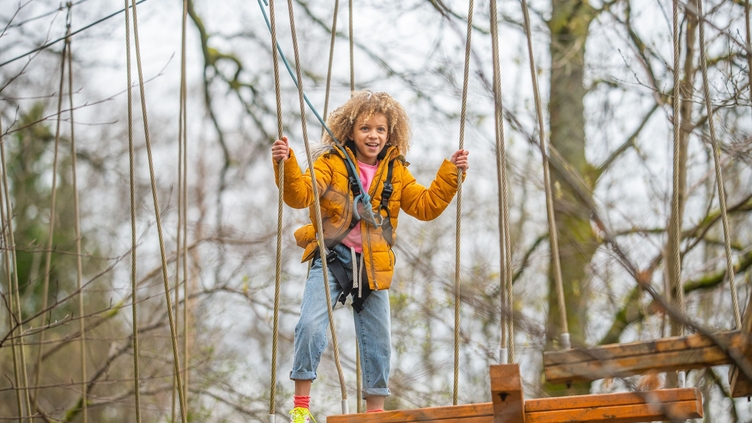 Una chica en el recorrido de aventura aérea TreeZone, a orillas del lago Lomond