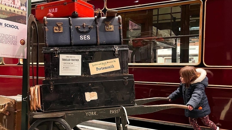 Niño delante de una exposición en el Museo Nacional del Ferrocarril de York