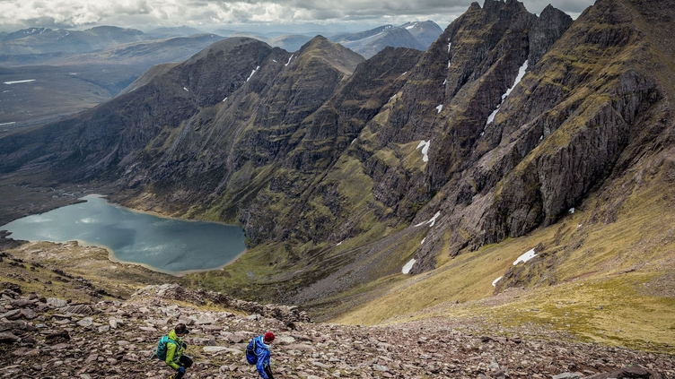 Randonneurs descendant un versant de montagne