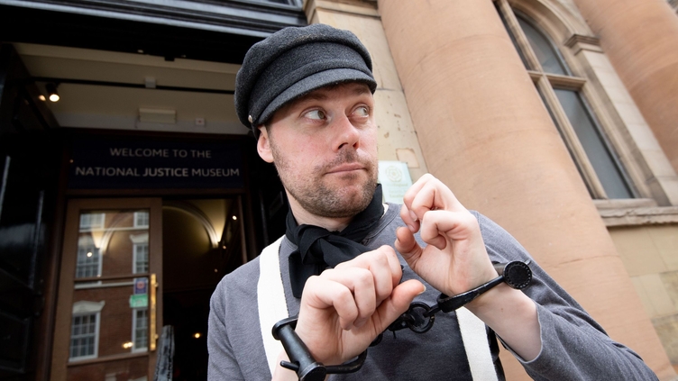 Ein Schauspieler in Fesseln vor dem Justizmuseum in Nottingham