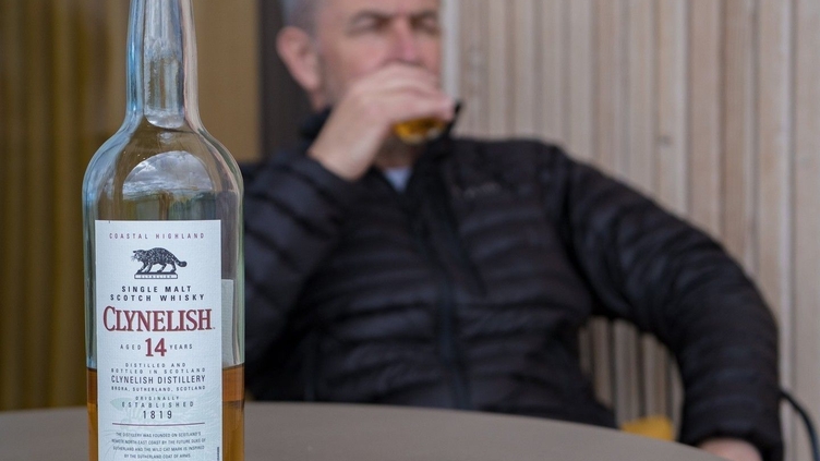 Homme assis à une table en train de boire