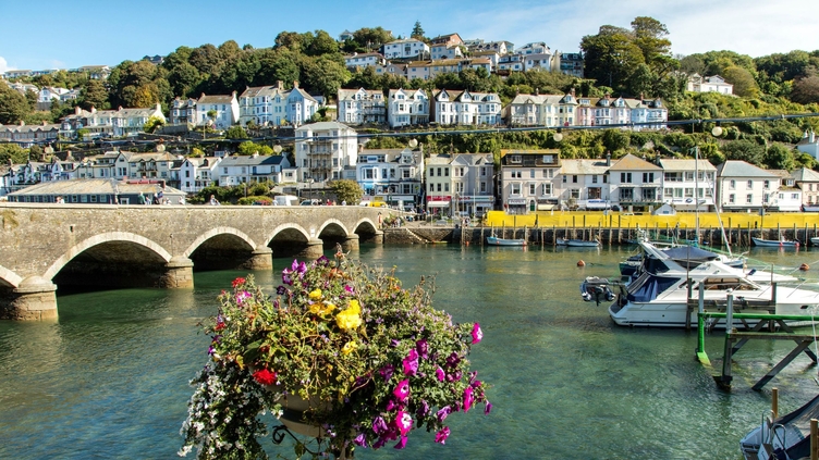 Picturesque houses sitting on the coast of Looe in Cornwall