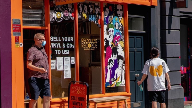 Ein Blick auf die Vorderseite eines Plattenladens