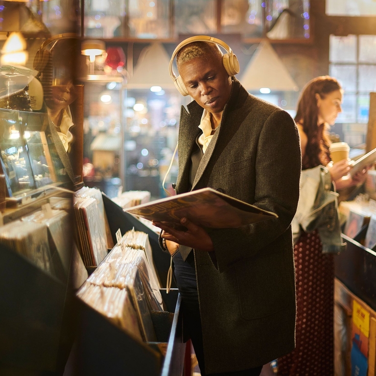 Un hombre curiosea en una tienda de discos antiguos